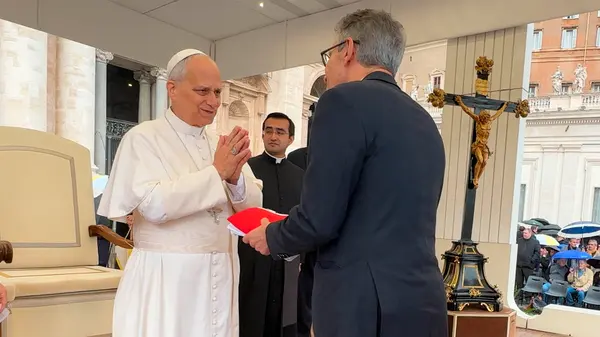No Vaticano, Papa Leão XIV abençoa povo de Minas Gerais ao receber obras de artesãs do estado das mãos do governador