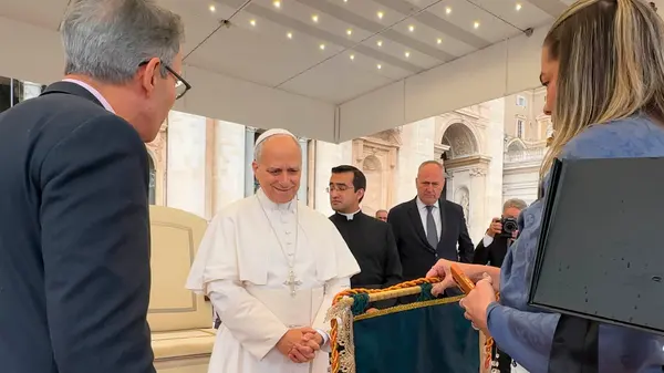 No Vaticano, Papa Leão XIV abençoa povo de Minas Gerais ao receber obras de artesãs do estado das mãos do governador