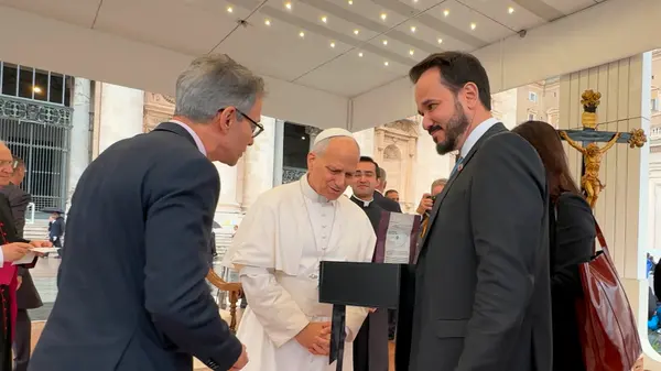 No Vaticano, Papa Leão XIV abençoa povo de Minas Gerais ao receber obras de artesãs do estado das mãos do governador