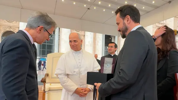 No Vaticano, Papa Leão XIV abençoa povo de Minas Gerais ao receber obras de artesãs do estado das mãos do governador