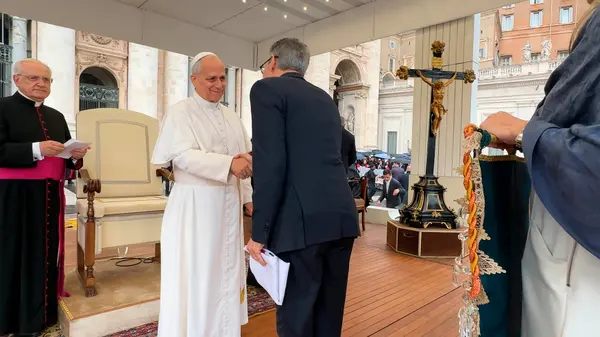 No Vaticano, Papa Leão XIV abençoa povo de Minas Gerais ao receber obras de artesãs do estado das mãos do governador