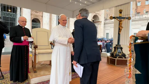 No Vaticano, Papa Leão XIV abençoa povo de Minas Gerais ao receber obras de artesãs do estado das mãos do governador