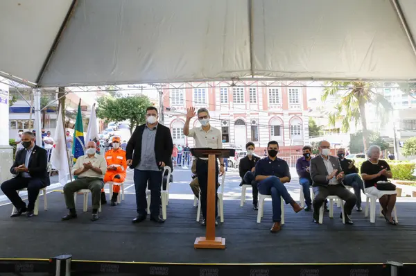 No Vaticano, Papa Leão XIV abençoa povo de Minas Gerais ao receber obras de artesãs do estado das mãos do governador