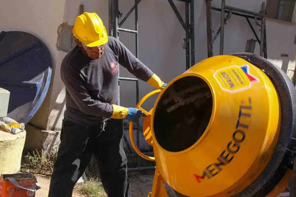 No Vaticano, Papa Leão XIV abençoa povo de Minas Gerais ao receber obras de artesãs do estado das mãos do governador
