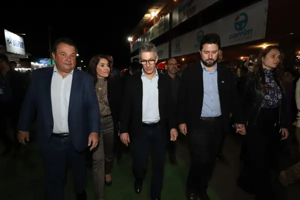 No Vaticano, Papa Leão XIV abençoa povo de Minas Gerais ao receber obras de artesãs do estado das mãos do governador