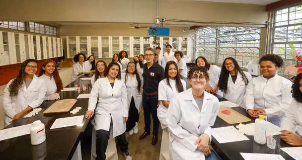Governo do Estado lança Minas Bilíngue, projeto que promove o ensino de línguas e intercultural na rede pública