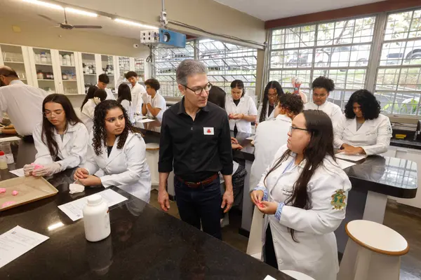 Governo do Estado lança Minas Bilíngue, projeto que promove o ensino de línguas e intercultural na rede pública