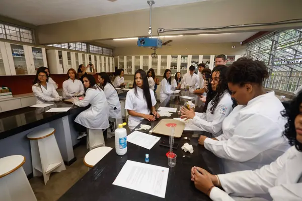 Governo do Estado lança Minas Bilíngue, projeto que promove o ensino de línguas e intercultural na rede pública