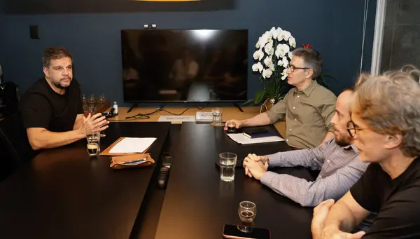 No Rio de Janeiro, governador de Minas Gerais se encontra com especialista em segurança pública 