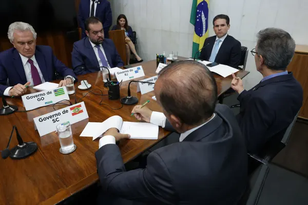 Em Brasília, governador de Minas Gerais participa de reunião sobre segurança pública