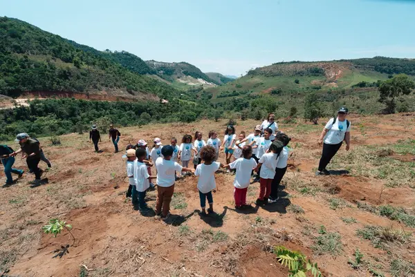 Plantio de 2 mil mudas mobiliza estudantes e fortalece educação ambiental em Lima Duarte