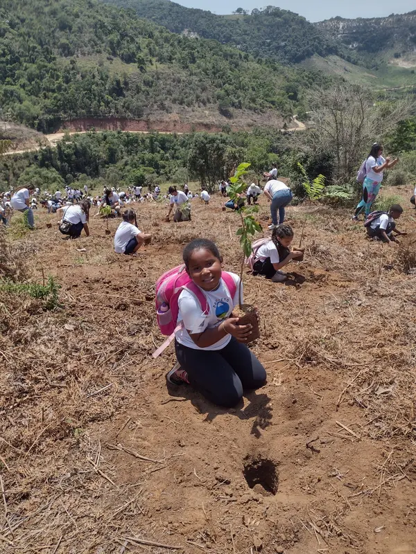 Plantio de 2 mil mudas mobiliza estudantes e fortalece educação ambiental em Lima Duarte