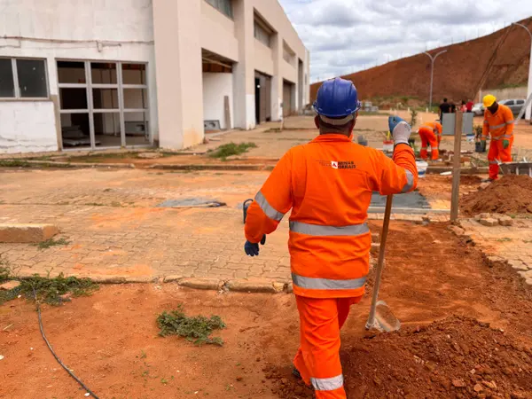Governo de Minas vistoria obras do Hospital Regional de Governador Valadares, que avançam dentro do cronograma