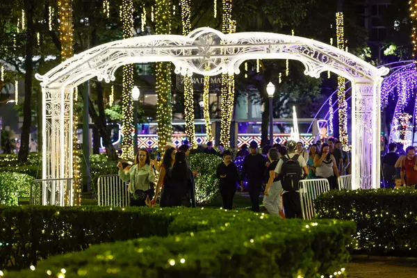Governo de Minas abre o Natal da Mineiridade 2025 com inauguração das luzes da Praça da Liberdade e concerto da Vesperata de Diamantina