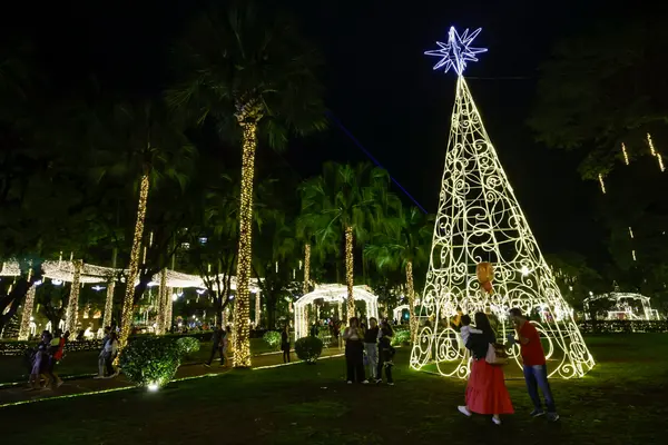 Governo de Minas abre o Natal da Mineiridade 2025 com inauguração das luzes da Praça da Liberdade e concerto da Vesperata de Diamantina