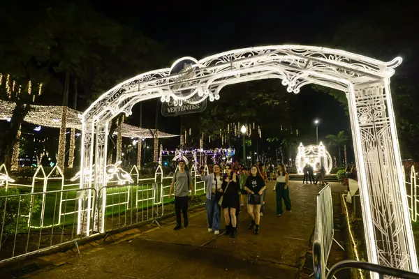 Governo de Minas abre o Natal da Mineiridade 2025 com inauguração das luzes da Praça da Liberdade e concerto da Vesperata de Diamantina