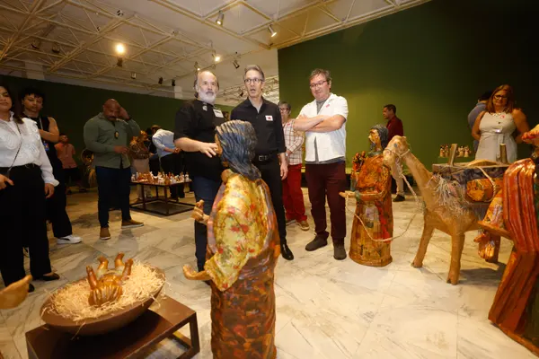 Governador de Minas conhece exposições no Palácio das Artes que celebram a cultura do estado