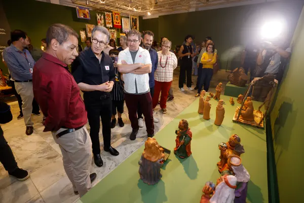 Governador de Minas conhece exposições no Palácio das Artes que celebram a cultura do estado