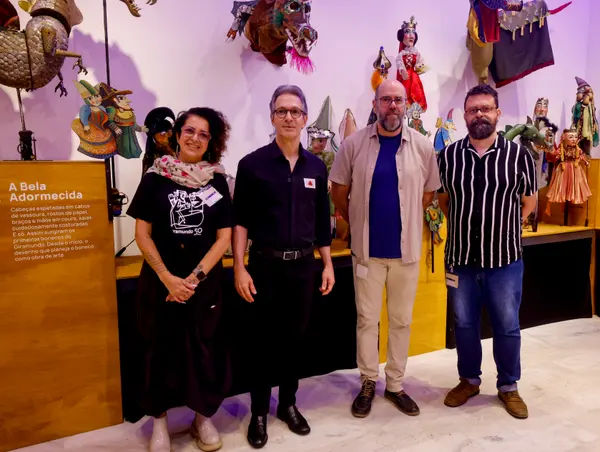 Governador de Minas conhece exposições no Palácio das Artes que celebram a cultura do estado