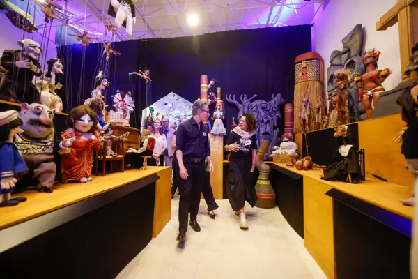 Governador de Minas conhece exposições no Palácio das Artes que celebram a cultura do estado