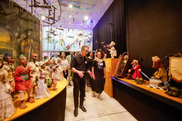 Governador de Minas conhece exposições no Palácio das Artes que celebram a cultura do estado