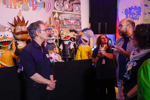Governador de Minas conhece exposições no Palácio das Artes que celebram a cultura do estado