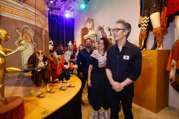 Governador de Minas conhece exposições no Palácio das Artes que celebram a cultura do estado