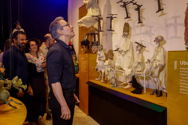 Governador de Minas conhece exposições no Palácio das Artes que celebram a cultura do estado