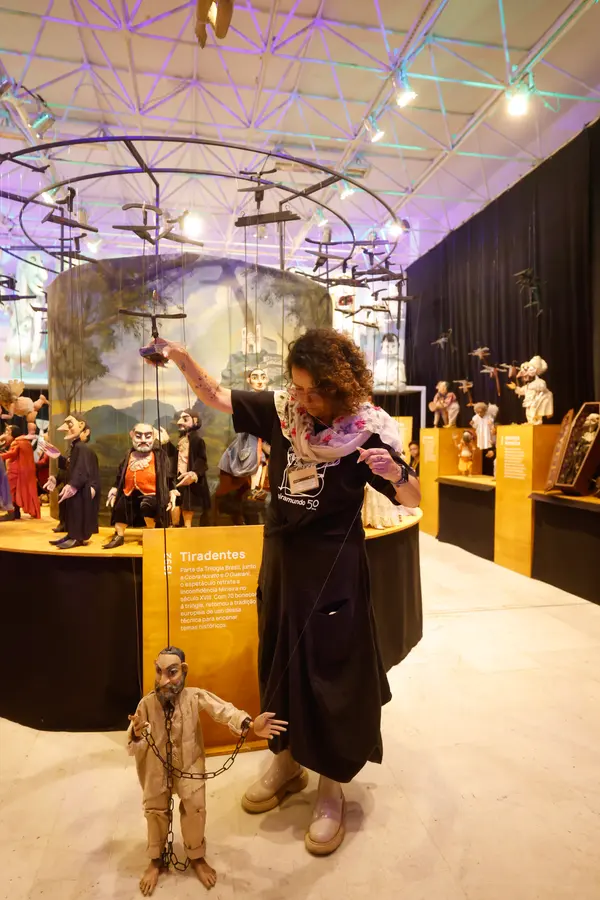 Governador de Minas conhece exposições no Palácio das Artes que celebram a cultura do estado