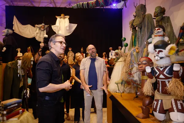 Governador de Minas conhece exposições no Palácio das Artes que celebram a cultura do estado