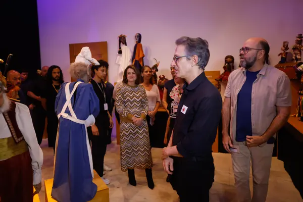 Governador de Minas conhece exposições no Palácio das Artes que celebram a cultura do estado