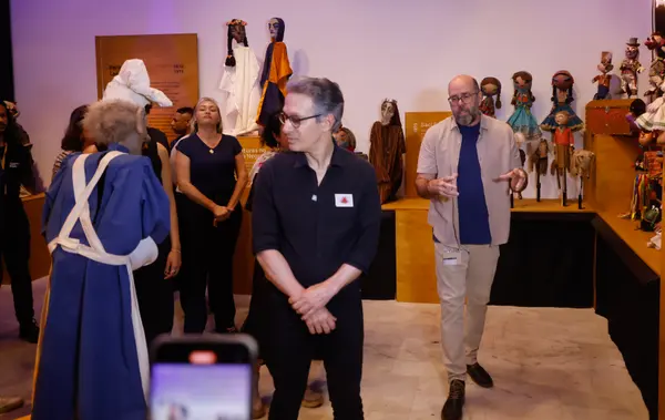 Governador de Minas conhece exposições no Palácio das Artes que celebram a cultura do estado