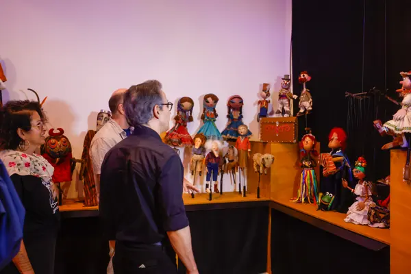 Governador de Minas conhece exposições no Palácio das Artes que celebram a cultura do estado
