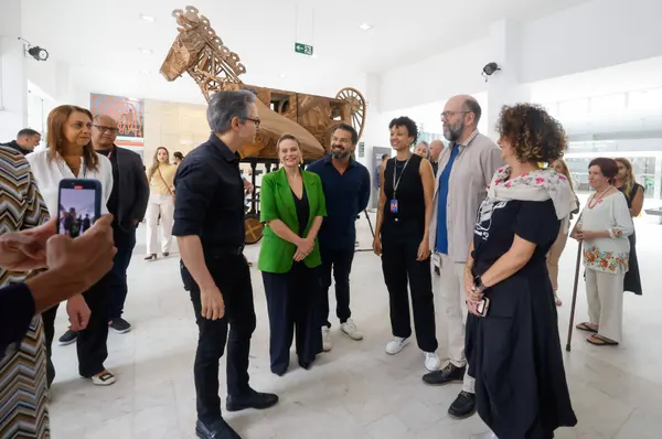 Governador de Minas conhece exposições no Palácio das Artes que celebram a cultura do estado
