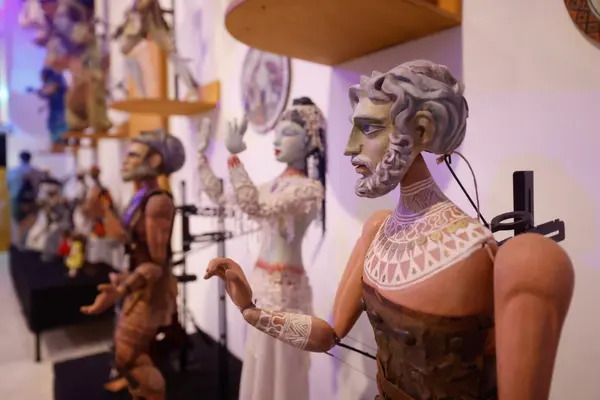 Governador de Minas conhece exposições no Palácio das Artes que celebram a cultura do estado