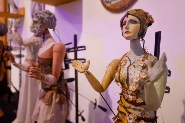 Governador de Minas conhece exposições no Palácio das Artes que celebram a cultura do estado