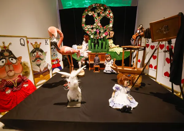 Governador de Minas conhece exposições no Palácio das Artes que celebram a cultura do estado