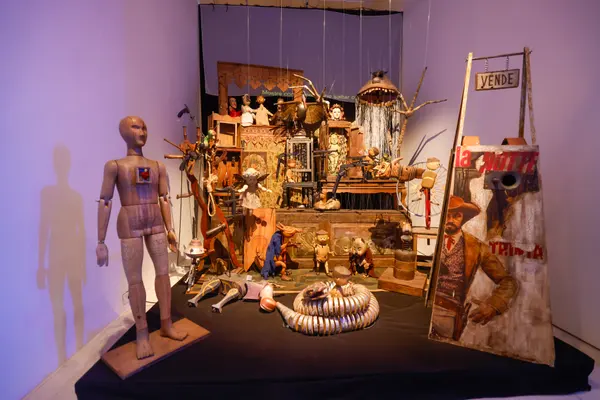 Governador de Minas conhece exposições no Palácio das Artes que celebram a cultura do estado