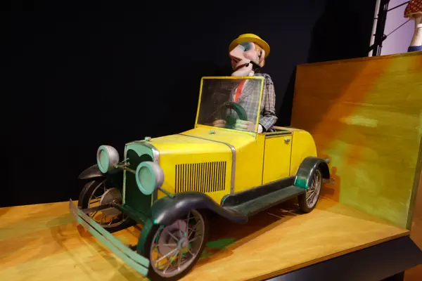 Governador de Minas conhece exposições no Palácio das Artes que celebram a cultura do estado