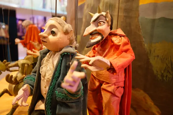 Governador de Minas conhece exposições no Palácio das Artes que celebram a cultura do estado