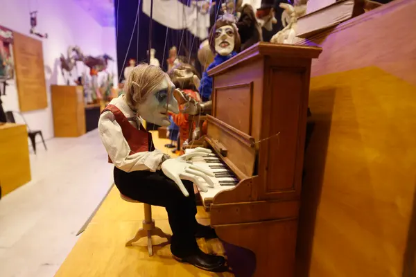 Governador de Minas conhece exposições no Palácio das Artes que celebram a cultura do estado