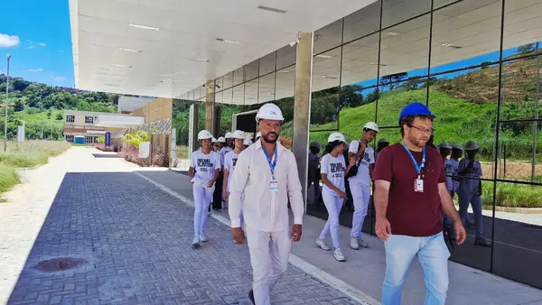 Estudantes da rede estadual e do Trilhas de Futuro visitam instalações do Hospital Regional de Teófilo Otoni 