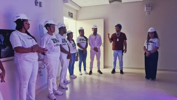 Estudantes da rede estadual e do Trilhas de Futuro visitam instalações do Hospital Regional de Teófilo Otoni 