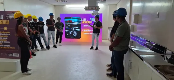 Estudantes da rede estadual e do Trilhas de Futuro visitam instalações do Hospital Regional de Teófilo Otoni 
