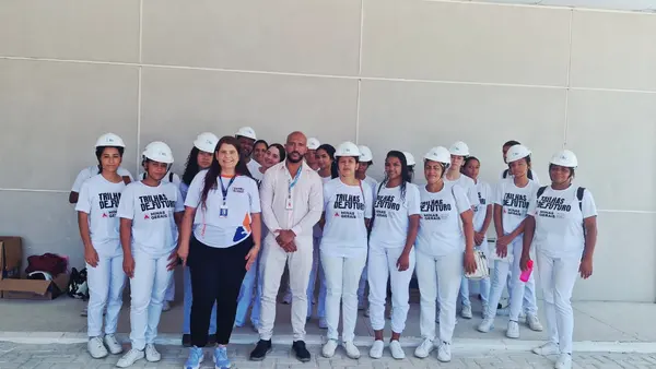 Estudantes da rede estadual e do Trilhas de Futuro visitam instalações do Hospital Regional de Teófilo Otoni 