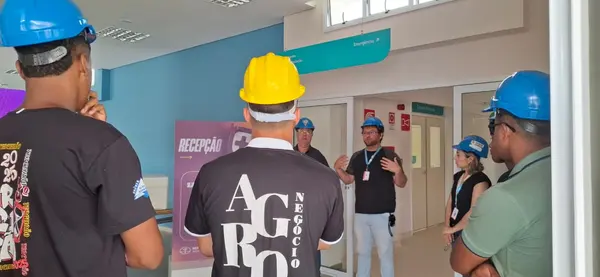 Estudantes da rede estadual e do Trilhas de Futuro visitam instalações do Hospital Regional de Teófilo Otoni 
