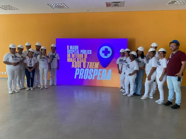 Estudantes da rede estadual e do Trilhas de Futuro visitam instalações do Hospital Regional de Teófilo Otoni 