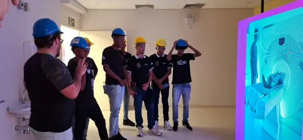 Estudantes da rede estadual e do Trilhas de Futuro visitam instalações do Hospital Regional de Teófilo Otoni 