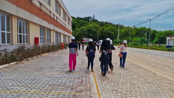 Estudantes da rede estadual e do Trilhas de Futuro visitam instalações do Hospital Regional de Teófilo Otoni 