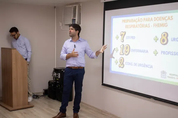 O secretário Fábio Baccheretti apresenta ações de enfrentamento às arboviroses e doenças respiratórias em Minas Gerais